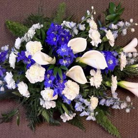 Sinisistä ja valkoisista kukista koottu kukka-asetelma